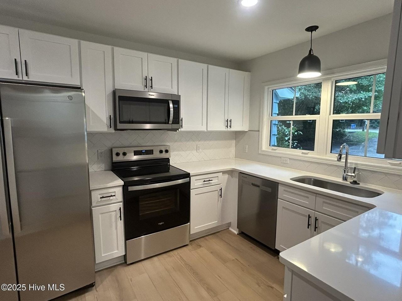 4929 Oleander Dr - Photo 6 of 27