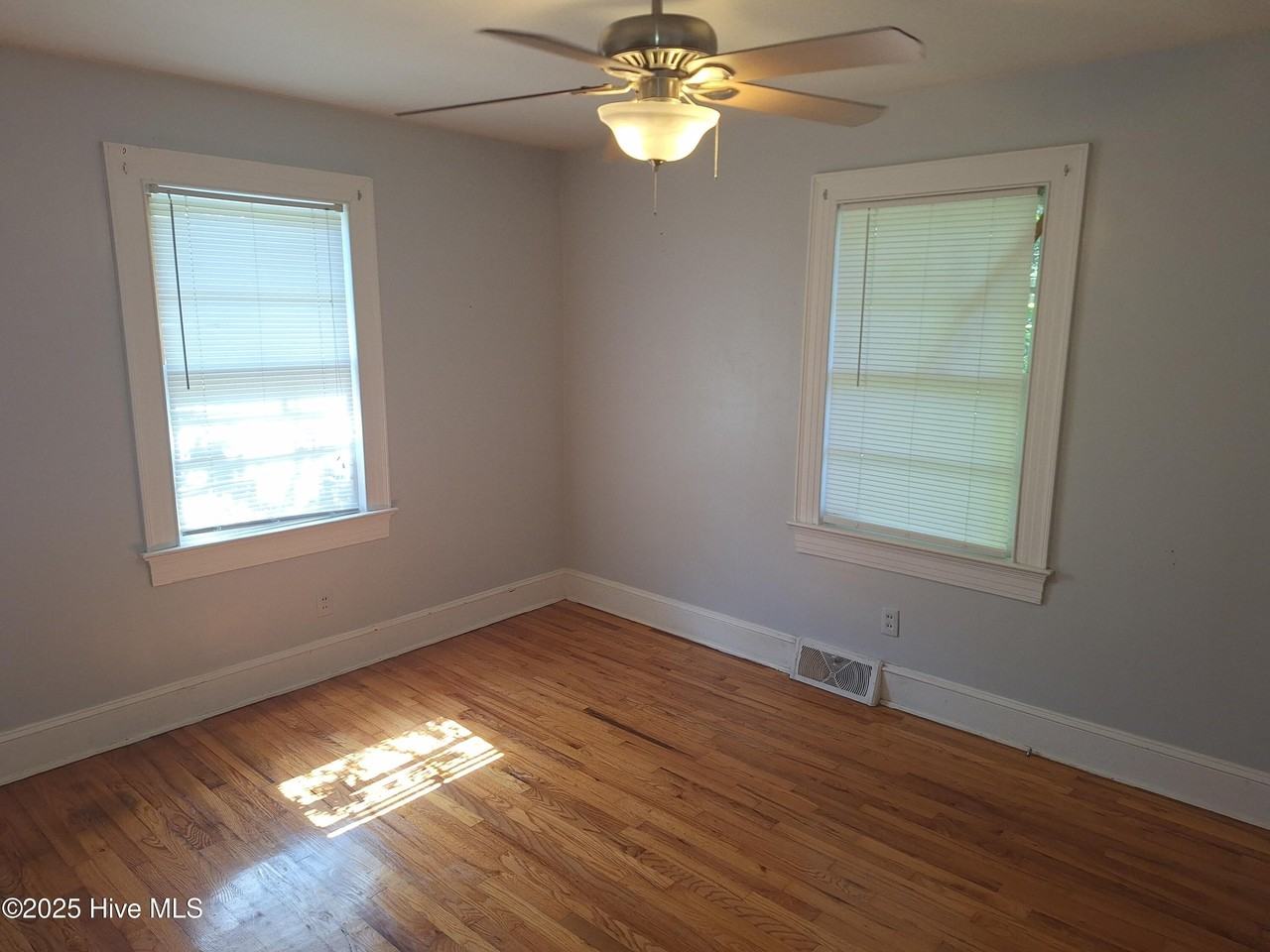 612 S Oak St - Photo 5 of 12