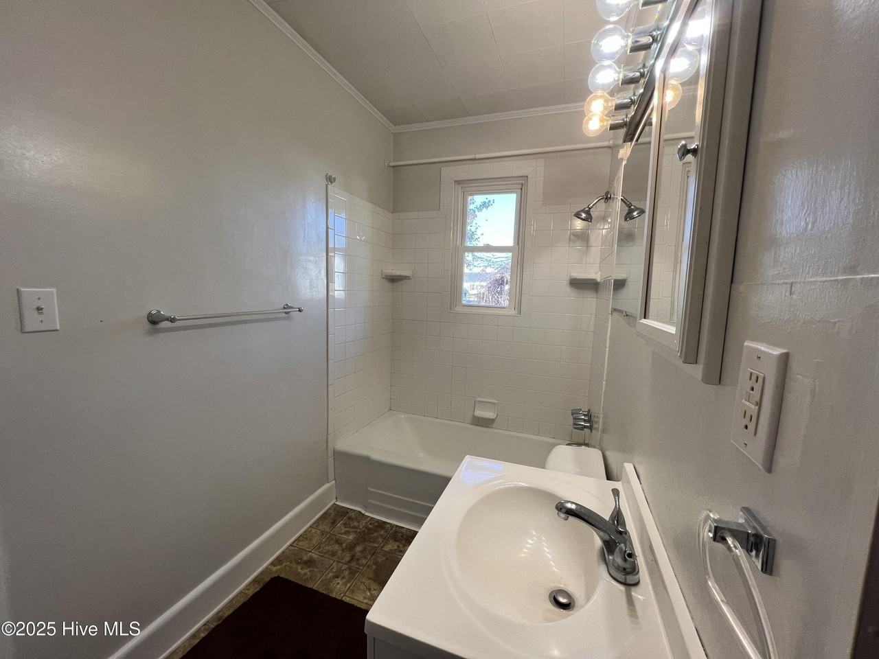 204A Woodland St - Photo 6 of 7