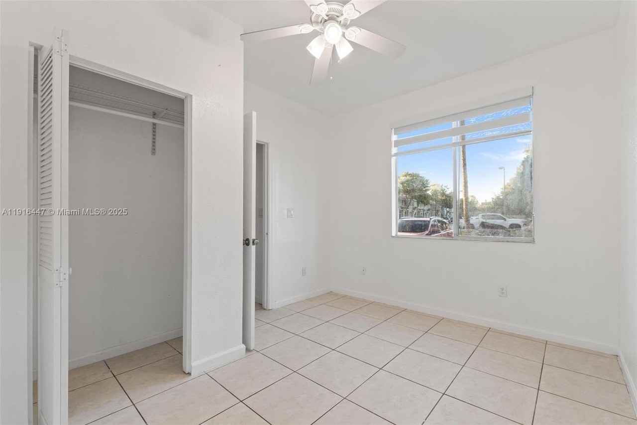 1406 Se 26th Ct #311 - Photo 6 of 43