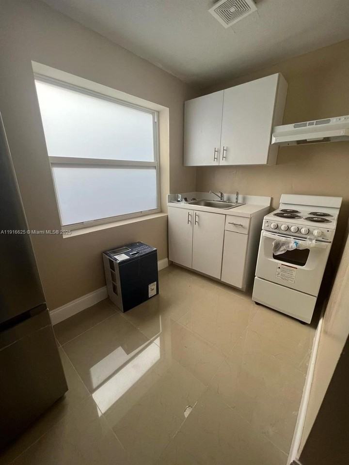 4121 Sw 20th St #1 - Photo 4 of 15