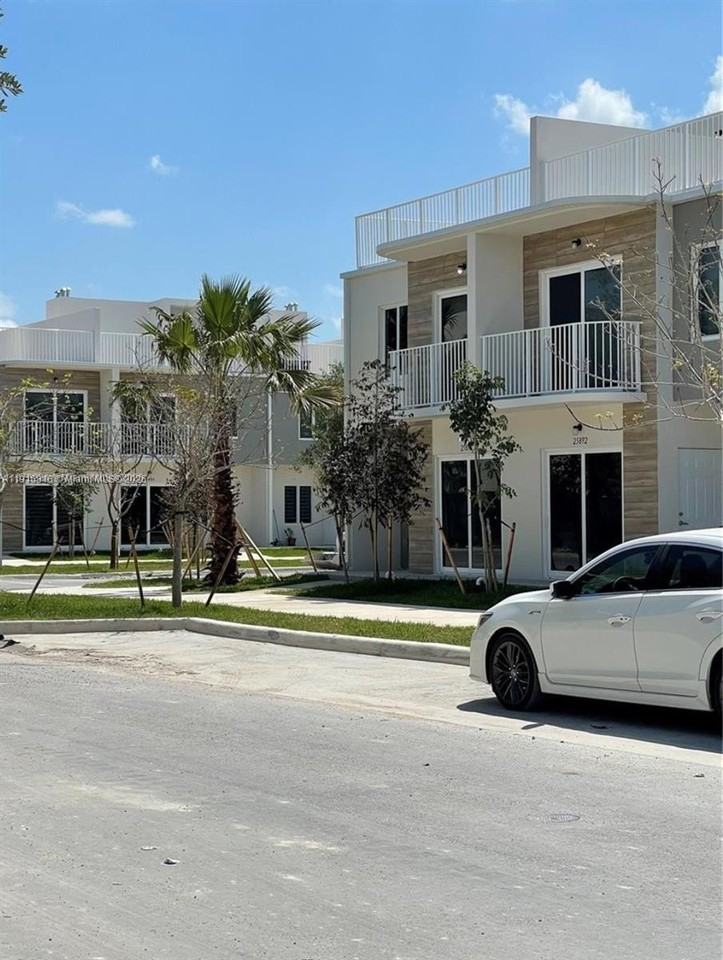 25842 Sw 144th Ave #25842 - Photo 3 of 16