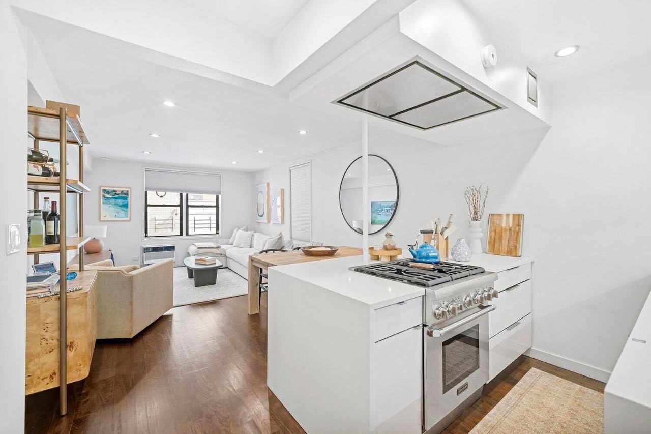 201 East 15th Street #2H - Photo 2 of 6