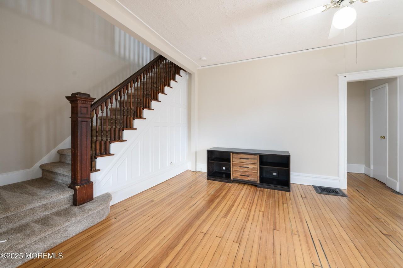 64 Harding Rd - Photo 4 of 23