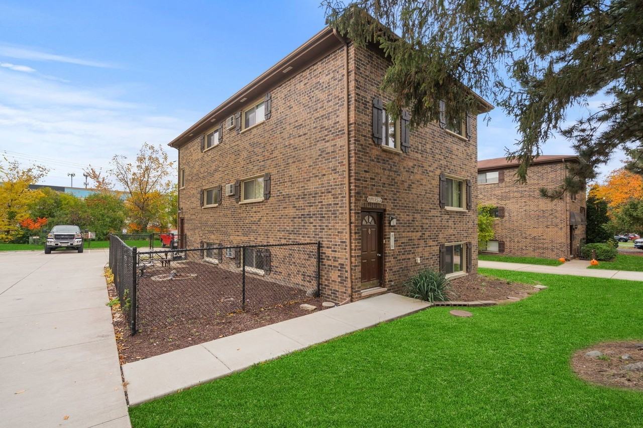 21w284 Tee Lane #C - Photo 2 of 11