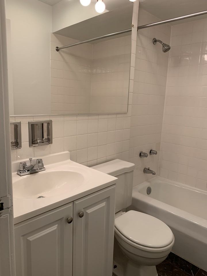 W Roscoe St & N Broadway - Photo 4 of 15