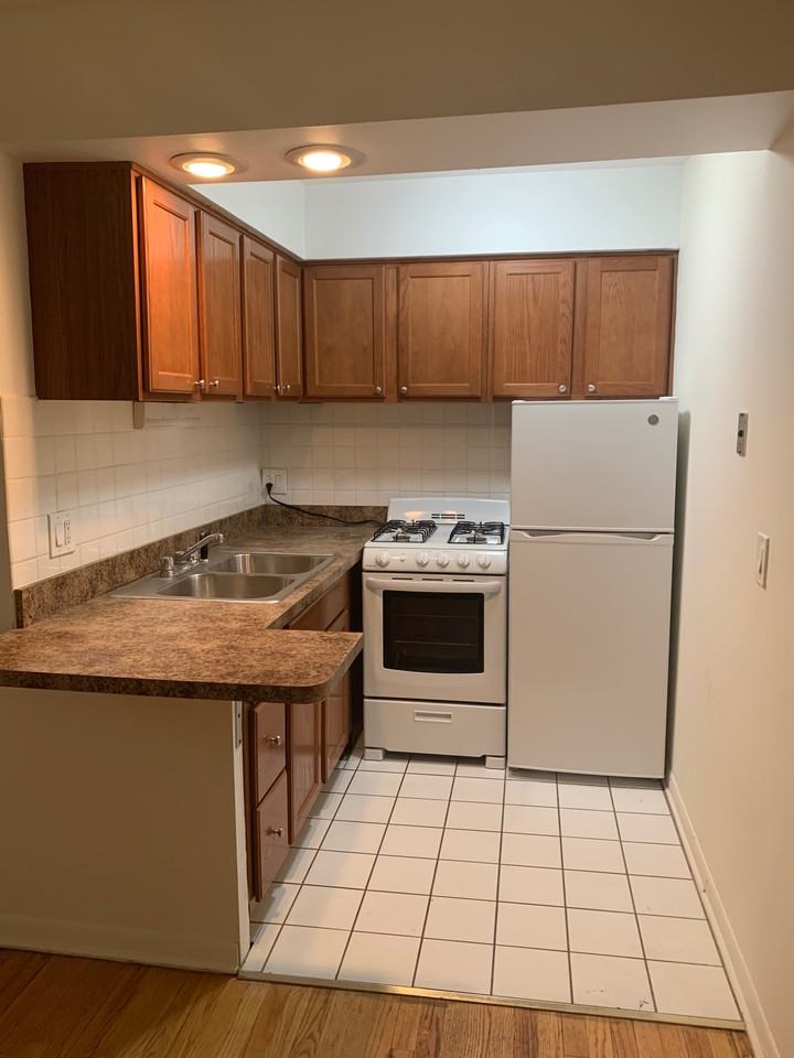 W Roscoe St & N Broadway - Photo 3 of 15