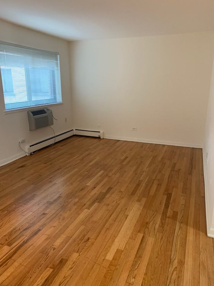 W Roscoe St & N Broadway - Photo 6 of 15