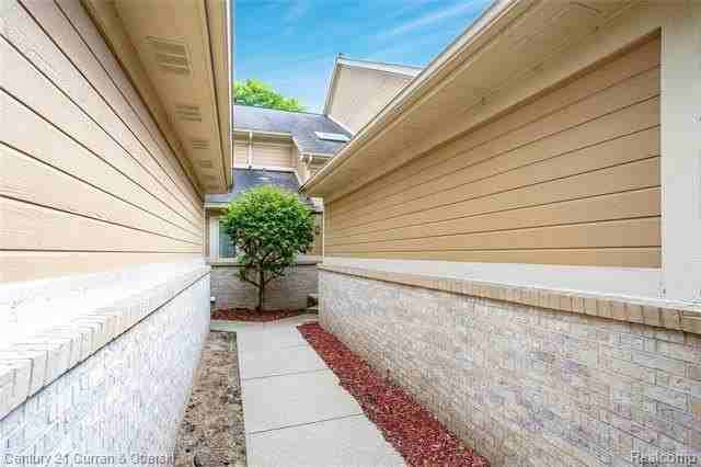 9429 Westwind Dr - Photo 2 of 41