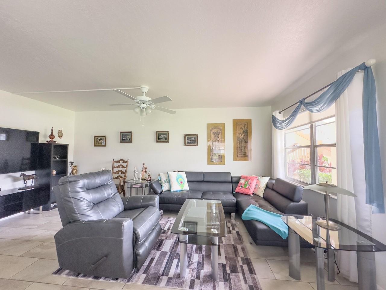 127 East New England Boulevard - Photo 3 of 27