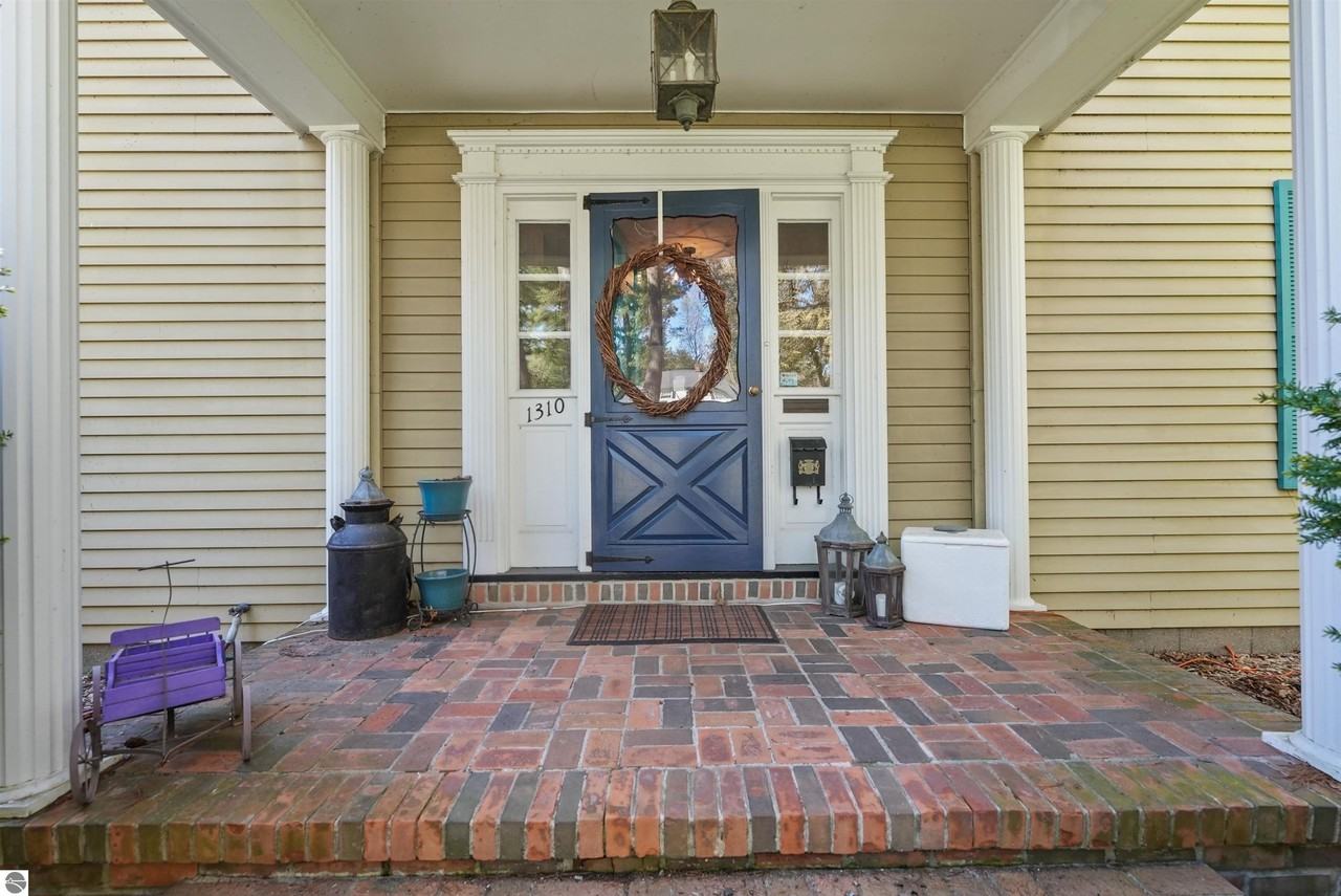 1310 Peninsula Ct - Photo 2 of 50