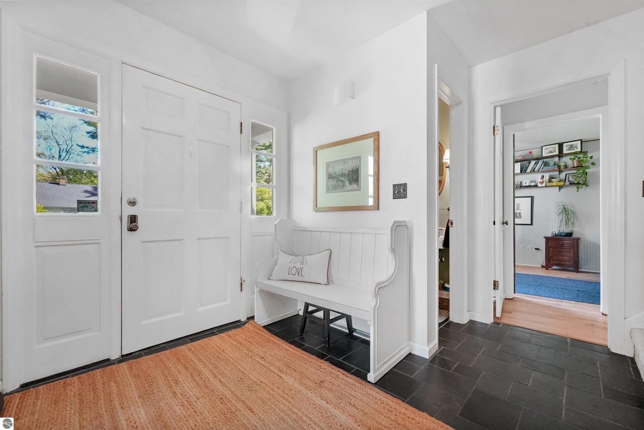 1310 Peninsula Ct - Photo 3 of 50