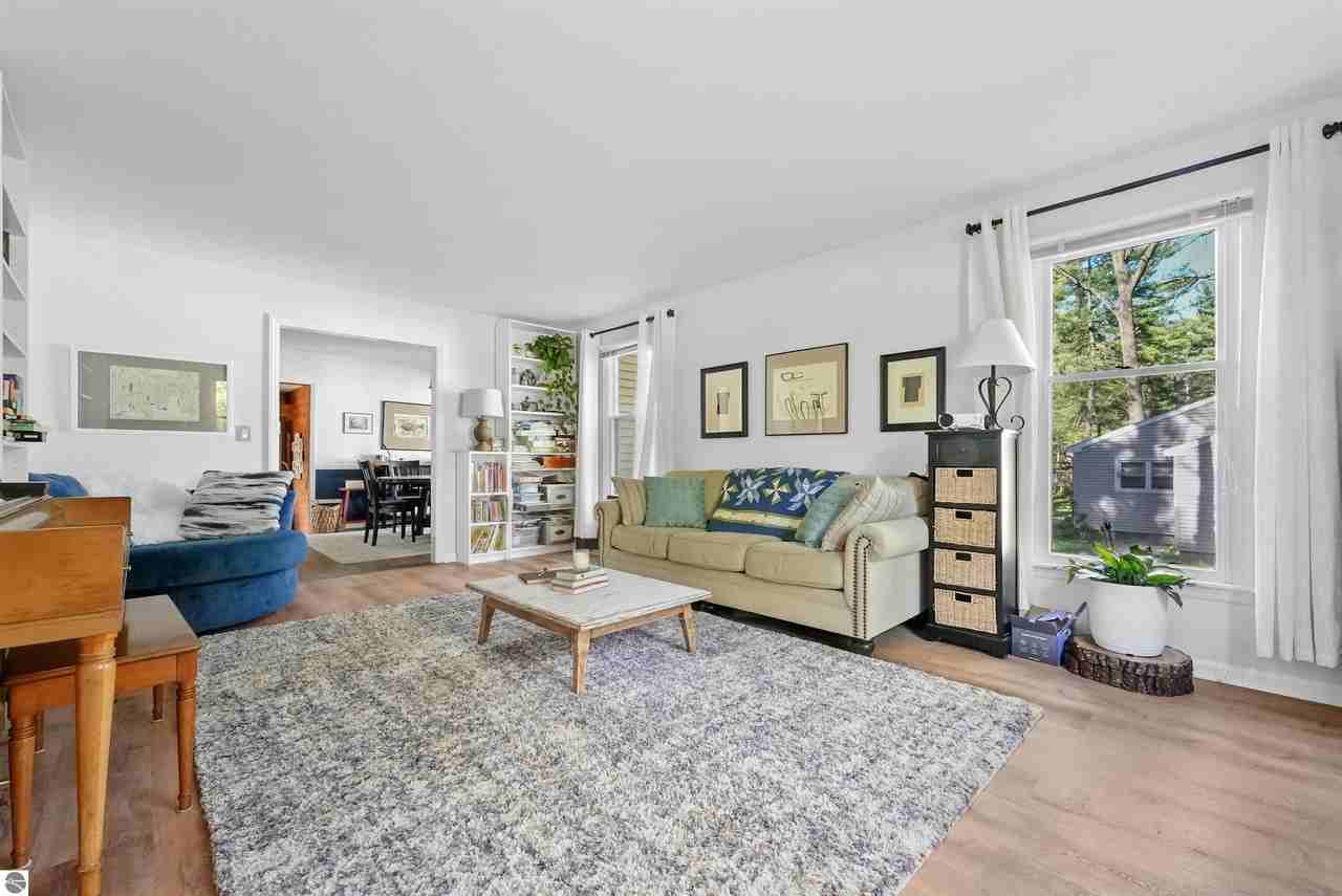 1310 Peninsula Ct - Photo 7 of 50