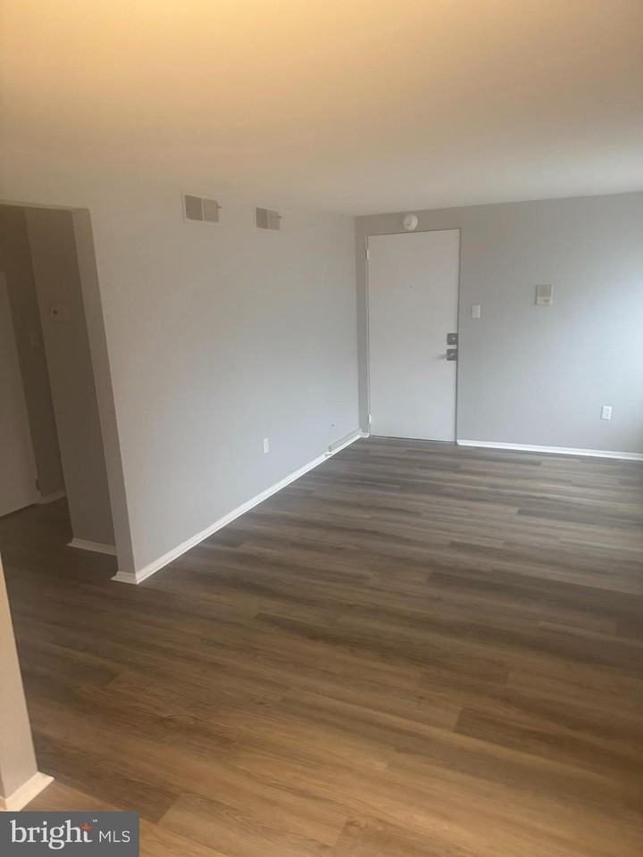 403 N Newberry St Apt 104 #104 - Photo 2 of 9