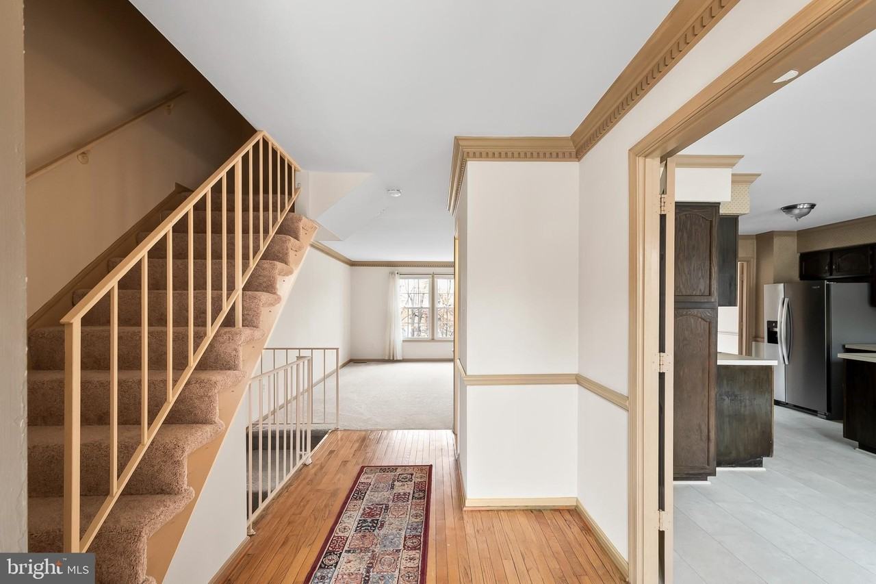 9518 Hunt Square Court - Photo 5 of 39