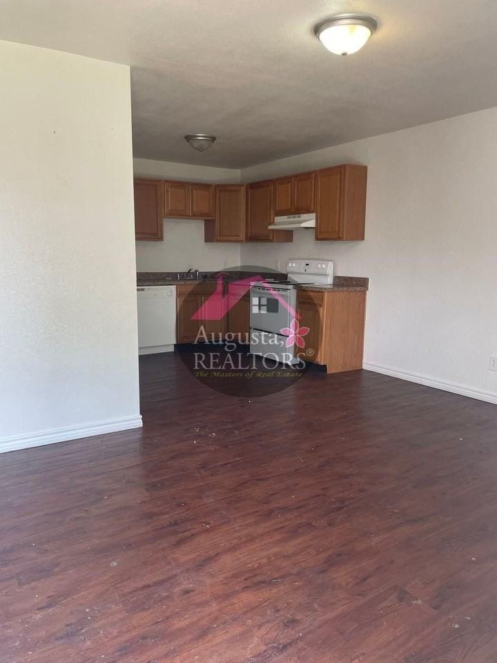 1617 S 14th St #B - Photo 3 of 7