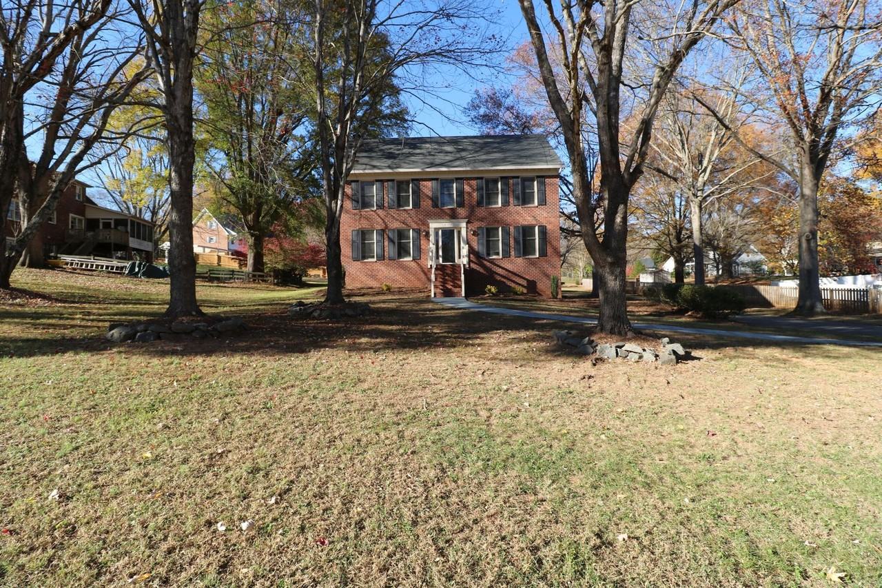 8193 Steeplechase Cir - Photo 2 of 32