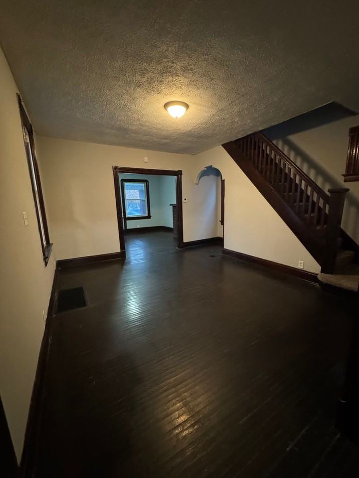 1147 Heaton St - Photo 7 of 11