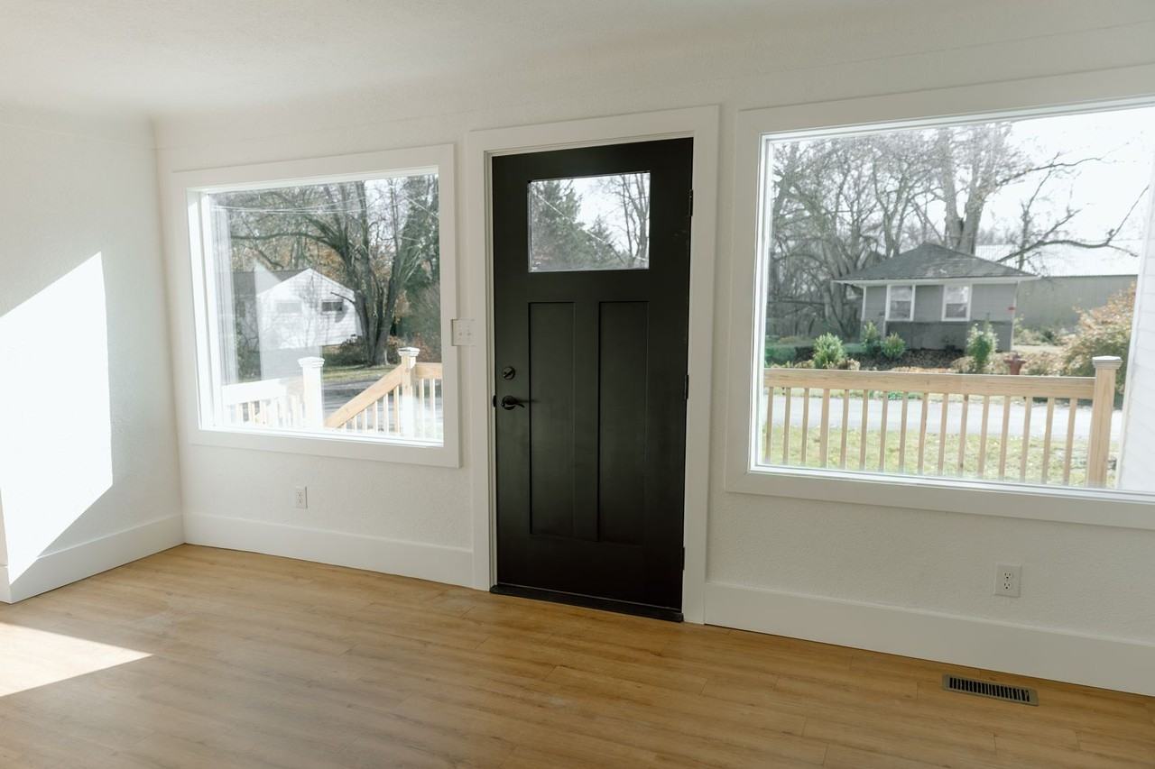 114 Baker St - Photo 3 of 23