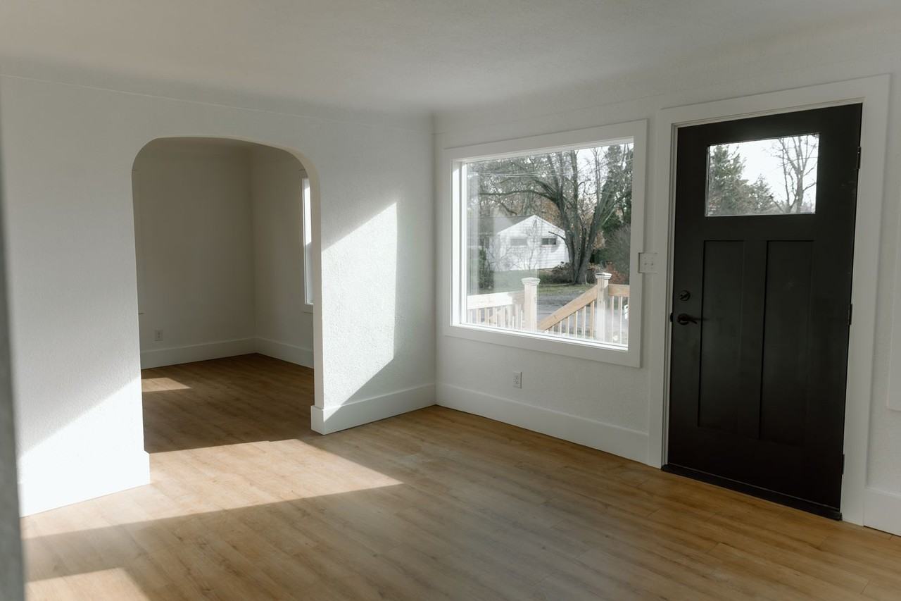 114 Baker St - Photo 4 of 23