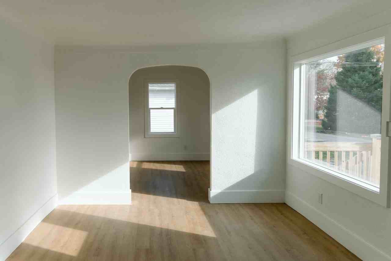 114 Baker St - Photo 5 of 23