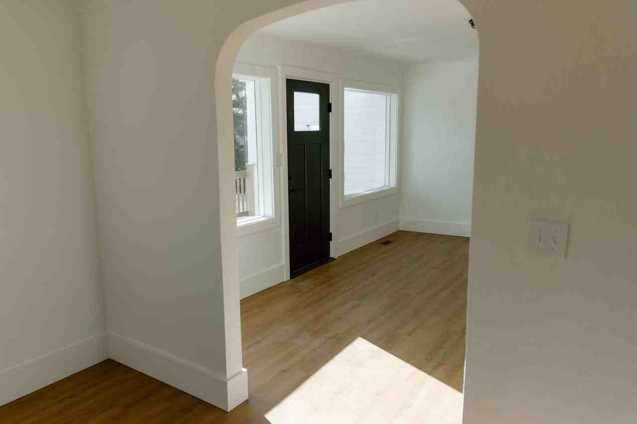 114 Baker St - Photo 6 of 23
