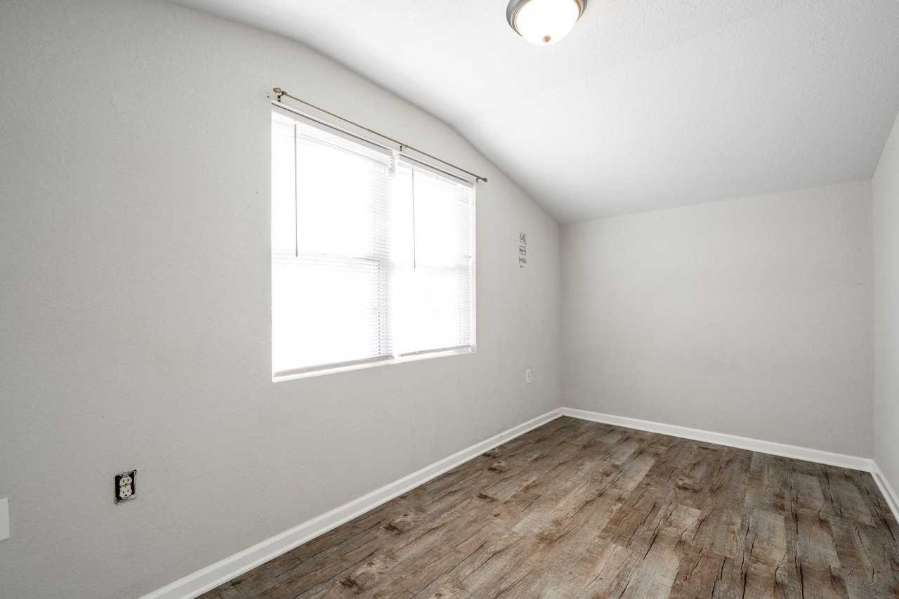 276 S Center St - Photo 4 of 23