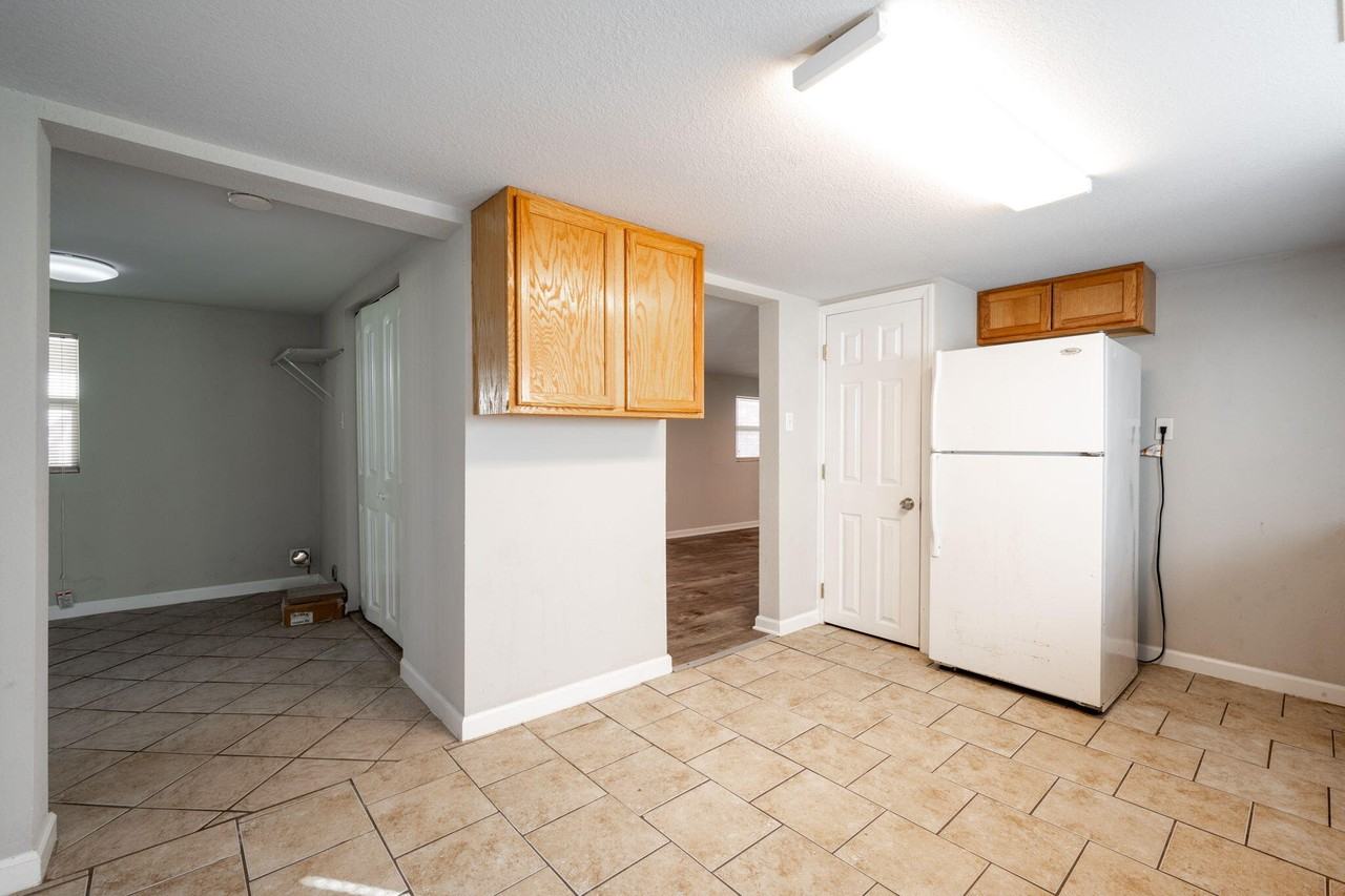 276 S Center St - Photo 5 of 23