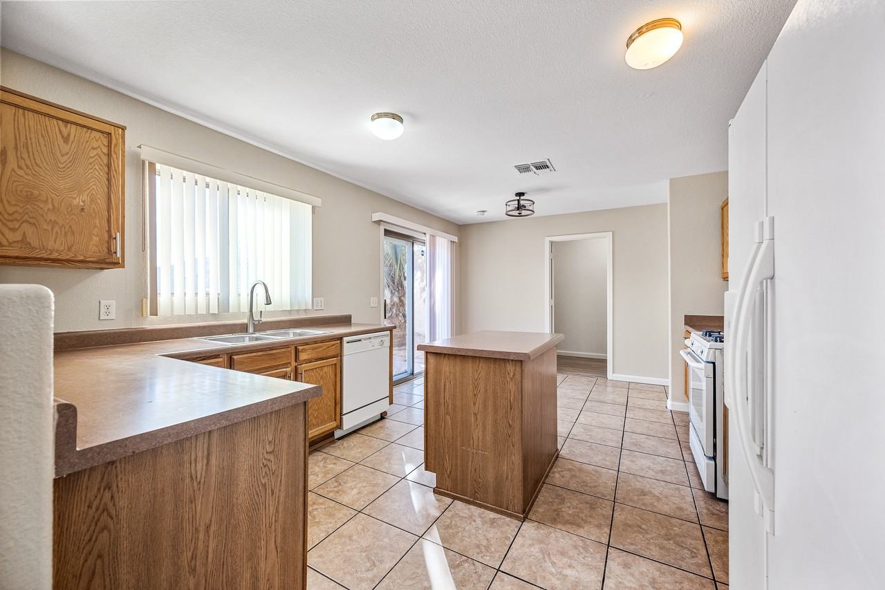 16175 West Adams Street - Photo 6 of 27