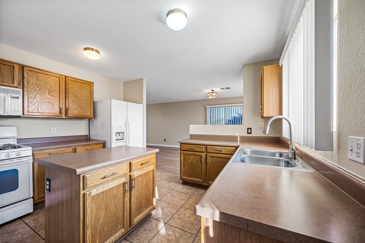 16175 West Adams Street - Photo 7 of 27