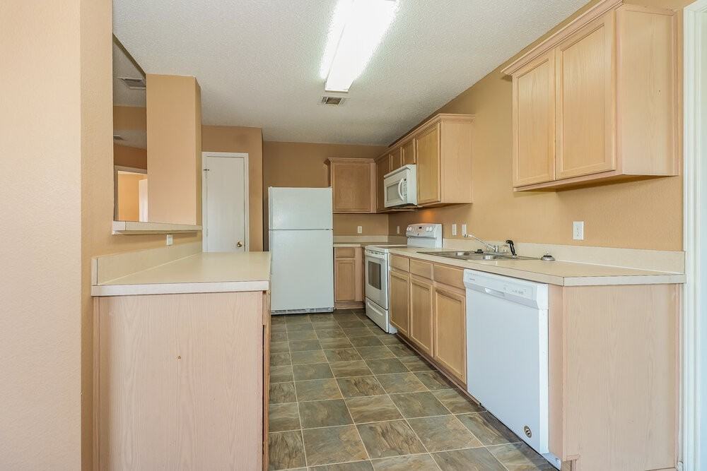 6901 Baybridge Dr - Photo 6 of 16