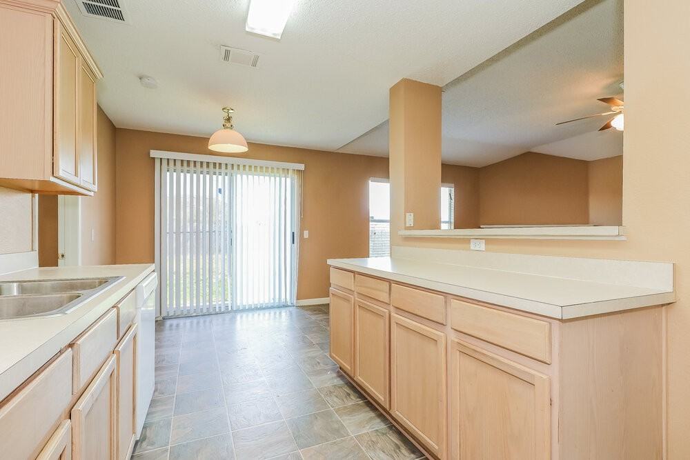 6901 Baybridge Dr - Photo 7 of 16