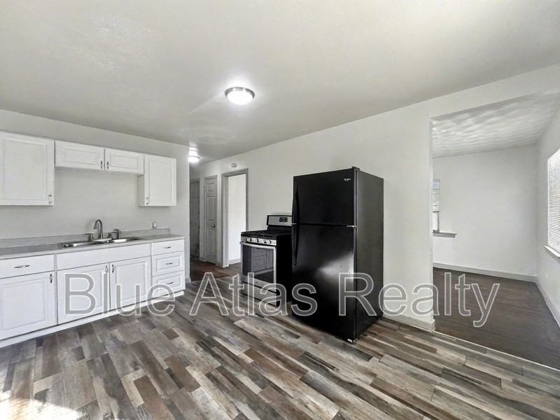 5207 Spruce Street - Photo 2 of 11