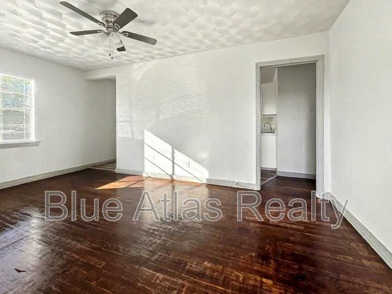 5207 Spruce Street - Photo 3 of 11