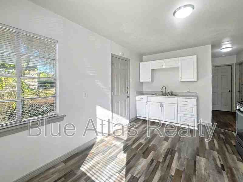 5207 Spruce Street - Photo 4 of 11