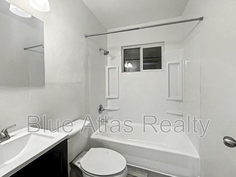 5207 Spruce Street - Photo 6 of 11