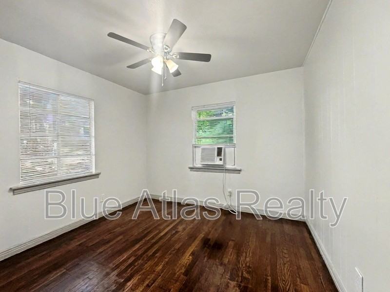 5207 Spruce Street - Photo 7 of 11