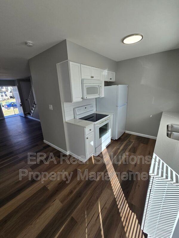 916 South Roys Avenue - Photo 3 of 20