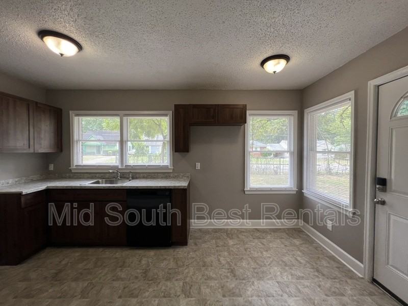 3806 Bowen Avenue - Photo 4 of 13