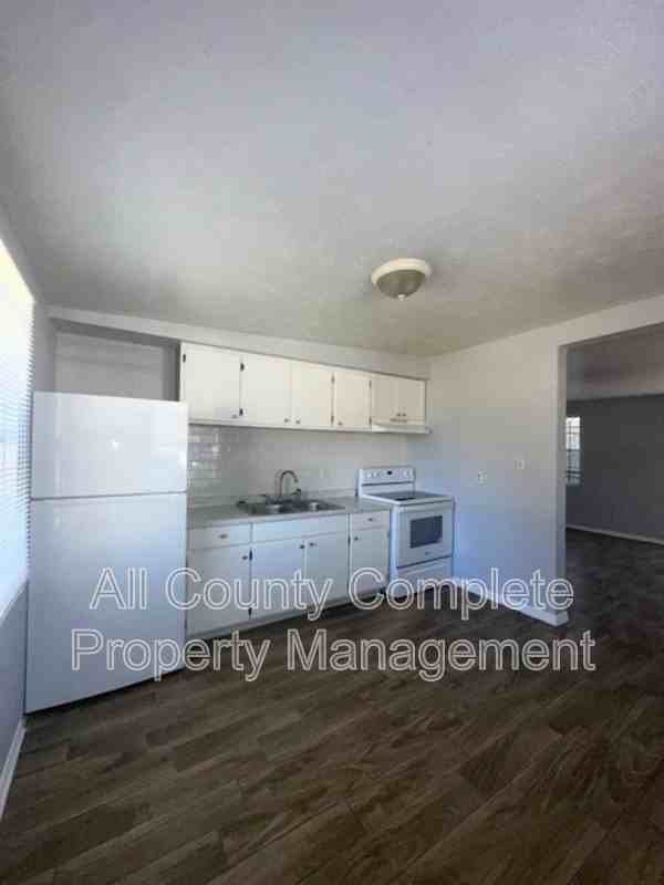 3254 Phyllis St - Photo 5 of 9