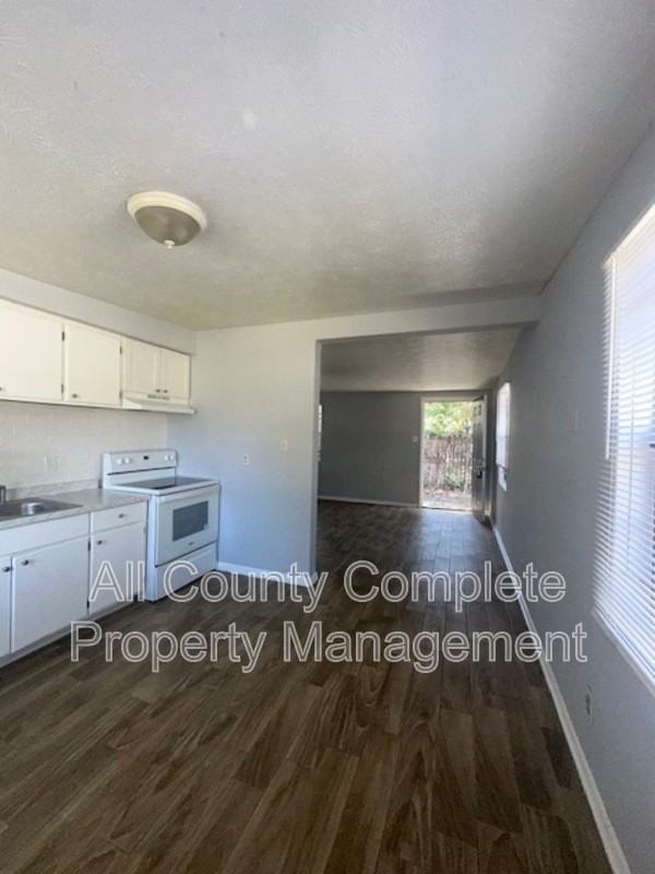 3254 Phyllis St - Photo 6 of 9