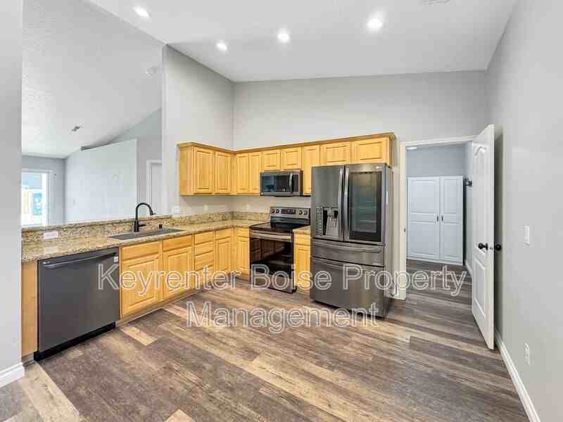 770 South Ahsahka Way - Photo 6 of 21