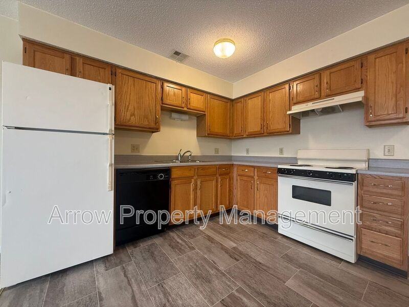 1015 West 14th Street - Photo 3 of 11