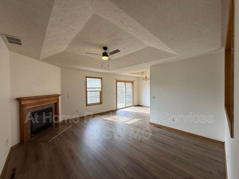 104 W Twin Oak Dr - Photo 2 of 13