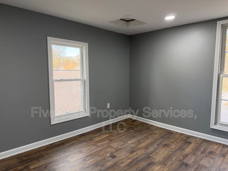 1513 E Edwards St - Photo 4 of 10