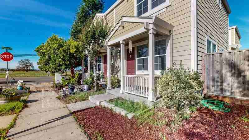 2638 N Village Dr - Photo 4 of 49