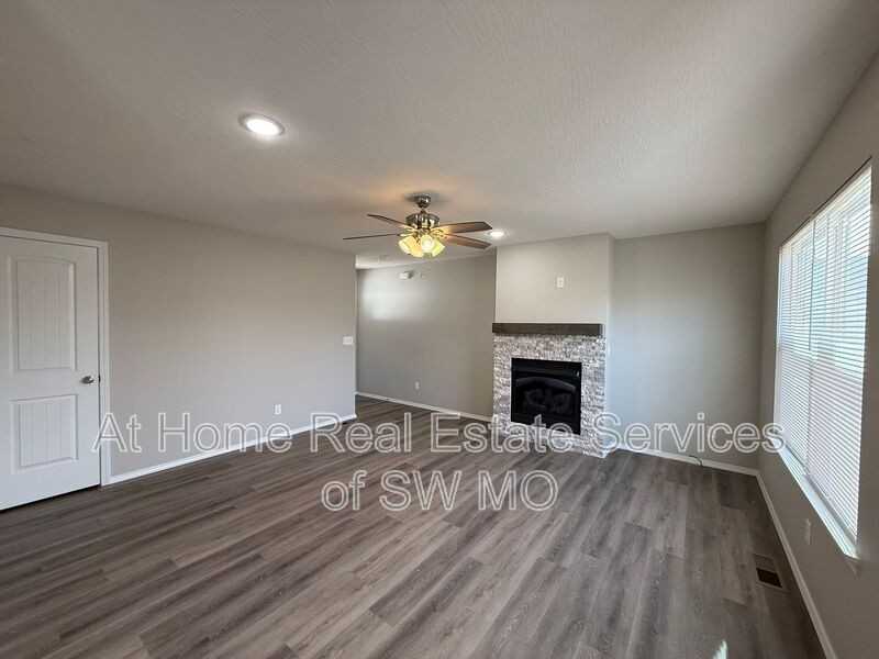 822 East Watermill Circle - Photo 3 of 15