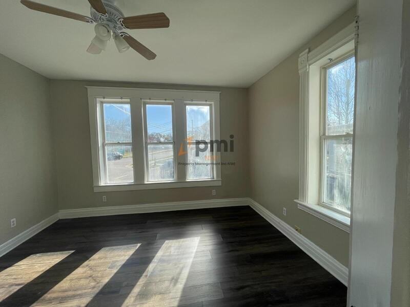 424 E 10th St #1 - Photo 4 of 14