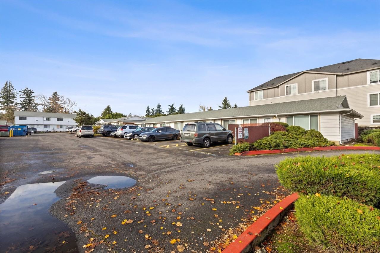 Lincoln Court - Photo 2 of 50