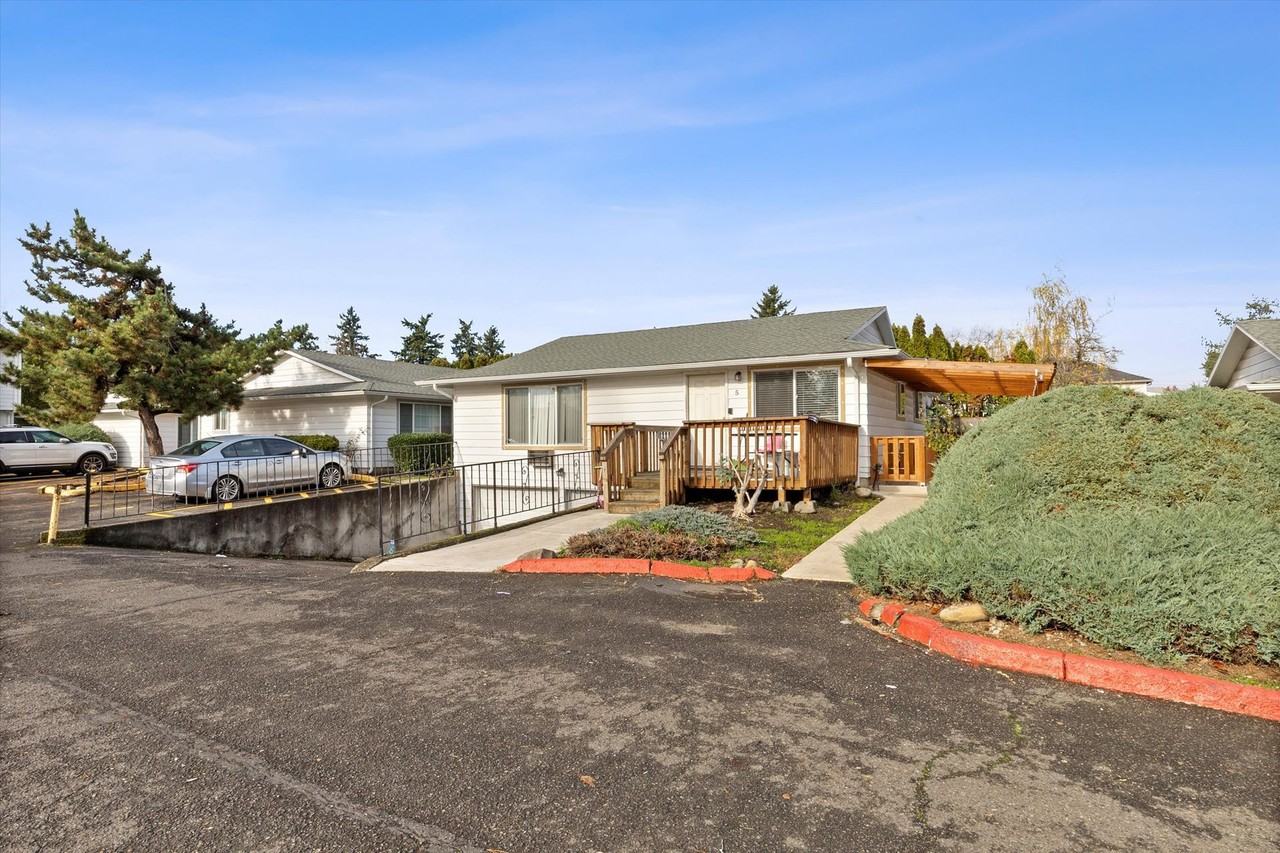 Lincoln Court - Photo 4 of 50